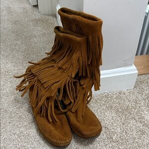 Minnetonka boots size 8